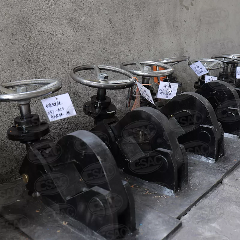 Vanntett ankerutløser med svingbar type